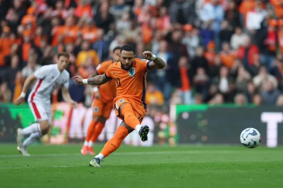 Memfis Depay  Robin van Persiyə çatıb - VİDEO